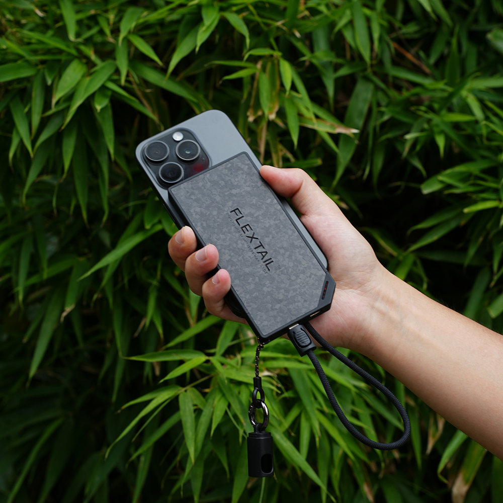 Flextail ZERO POWER power bank – power bank held outdoors